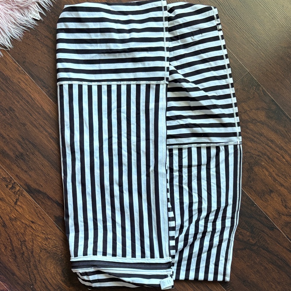 Lululemon Athletica Black and White Striped scarf can we wear multiple ways - Picture 2 of 5